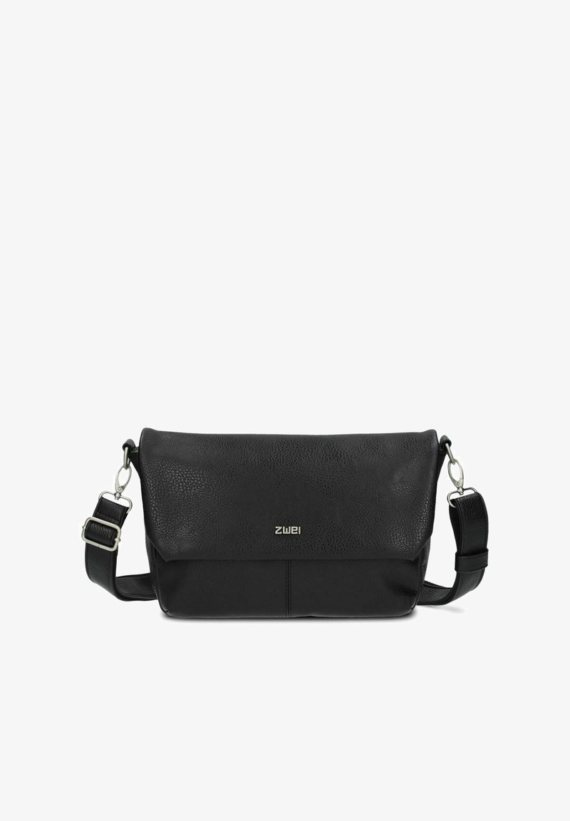 Bolso de cuero negro cruzado con una superficie texturizada, correa ajustable y cierre de solapa magnético. Presenta un logo sutil en la parte frontal.