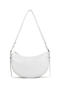Borsa a spalla a forma di mezzaluna in pelle bianca con texture liscia, chiusura con zip e tracolla regolabile. Presenta cuciture eleganti e dettaglio del logo.