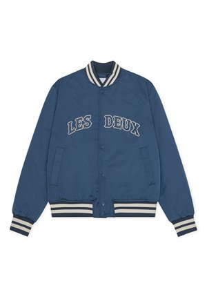 Μπλέ σκούρο μπουφάν τύπου βομβιστή με λευκές ρίγες στον γιακά και στα μανίκια. Διακοσμημένο με κεντητό λογότυπο «LES DEUX» και πλαϊνές τσέπες. Απαλό, ελαφρύ ύφασμα.