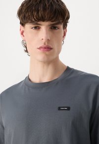 Calvin Klein COMFORT FIT - Jednoduché tričko - iron gate