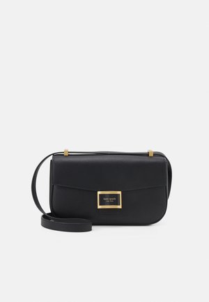 Sac bandoulière en cuir noir avec fermoir rectangulaire doré et sangle réglable, petit logo Kate Spade sur le fermoir.