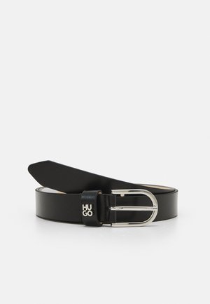 Ceinture en cuir noir avec une finition lisse, boucle en métal argenté et étiquette de marque embossée avec "HUGO." Présente un design classique et une longueur ajustable.