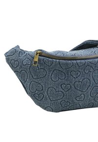 Sac banane en denim avec un motif de cœur en relief, quincaillerie à fermeture éclair dorée, forme triangulaire et couleur bleue. Design compact et texturé.