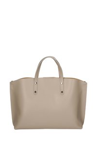 Beige leren schoudertas met twee stevige handvatten, minimalistisch ontwerp en een gladde textuur. Voorzien van zilverkleurige hardware en een open bovenkant.