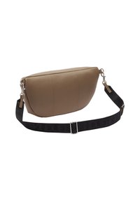 Brązowa skórzana torba na ramię o smukłym, zaokrąglonym kształcie. Posiada czarny regulowany pasek z wytłoczonym tekstem i akcentami z srebrnego metalu.