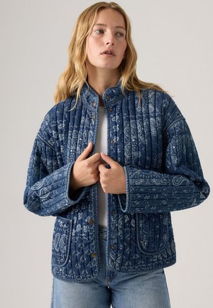 Gevoerde spijkerjack in donkerblauw met witte paisleypatronen, drukknoopsluiting, hoge kraag en brede mouwen. Voorzien van opgestikte zakken en een gestructureerde stof.
