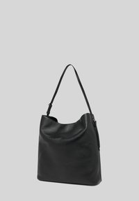 Svart läderhandväska med strukturerad form, böjd överkant och en justerbar rem. Slät yta med minimala metalldetaljer.