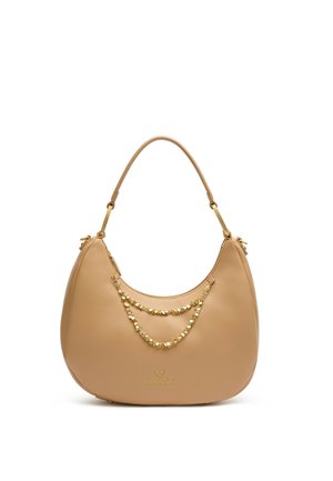 Borsa a mano in pelle beige con forma curva, tracolla singola e due catene decorative dorate sulla parte anteriore con il logo del marchio.