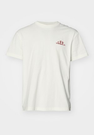 Bela bombažna majica s kratkimi rokavi, ki ima rdeč logotip "LEE" z dodatkoma "18" in "89" na levem prsnem delu. Klasična zasnova s krožnim ovratnikom.