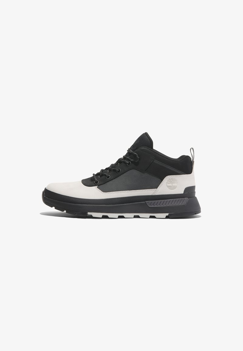 Zapato de senderismo negro y gris con parte superior texturizada, cierre de cordones, cuello acolchado y una suela de goma resistente para agarre y soporte.