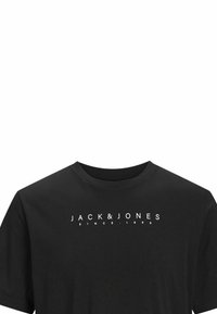 Maglietta in cotone nera con scollatura a girocollo. Sul davanti è presente una scritta bianca stampata "JACK&JONES SINCE 1990" che contrasta con il tessuto.