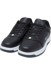 Sorte lærersneakers med perforert tåboks, sorte snøringer, gummisåle og hvite detaljer på mellomsålen og logoen.