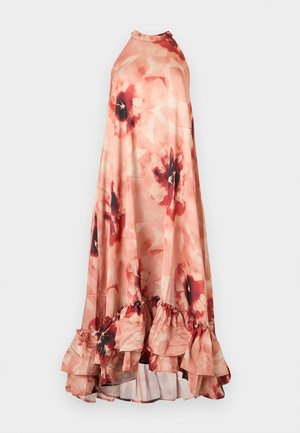 Rochie maxi fără mâneci, roz și roșu, cu imprimeu floral, decolteu halter și tiv cu volane, material fluid și modele abstracte de flori.
