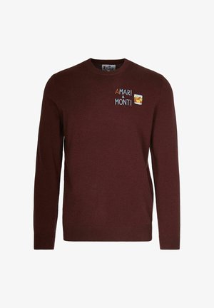 Maglione marrone a maniche lunghe con scollo rotondo, caratterizzato dal testo "Amari e Monti" e da un piccolo ricamo di un bicchiere con ghiaccio sul lato sinistro superiore del petto.