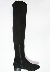 Černé kozačky nad kolena vyrobené z jemného semiše, se zipem na boku, plochým podpatkem a hladkým povrchem, s přiléhavým designem obepínajícím nohu.