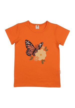 Oranges Baumwoll-T-Shirt mit kurzen Ärmeln, das ein schwarzes und pinkes Schmetterlingsgrafik sowie ein florales Design in Beige und Grün zeigt.