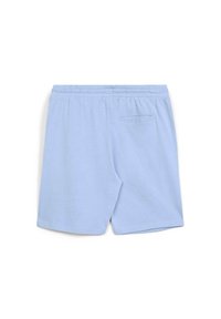 Shorts di cotone azzurri chiari con vita elasticizzata, dotati di una tasca posteriore a toppa e una texture morbida. Orlo semplice e vestibilità rilassata.