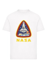 Biely tričko s dizajnom loga NASA, ktorý zobrazuje raketoplán, trojuholníkový tvar v červenej farbe, modré pozadie a žltý text.