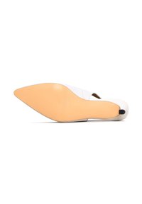 Scarpa bianca a punta con superficie liscia, suola beige e un accento nero sul tallone. Design piatto senza parti metalliche visibili.