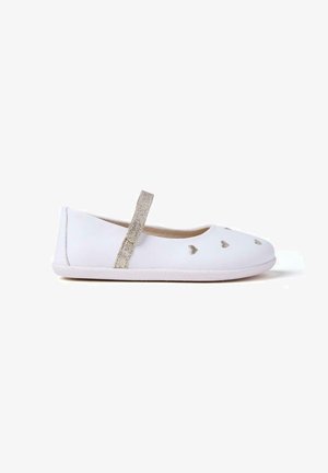 Ballerine bianche con cinturino glitterato dorato, caratterizzate da piccoli dettagli a forma di cuore metallico sulla punta e una suola morbida e texturizzata.