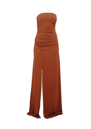 Vestido de noite rustico de marrom sem alças, com detalhes franzidos e uma alta fenda frontal, de golas no chão e silhueta ajustada.