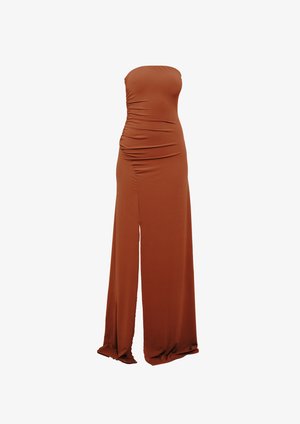 Trägerloses, rostbraunes Abendkleid mit gerafften Details und einem hohen Schlitz an der Vorderseite, bodenlang und mit enganliegender Silhouette.