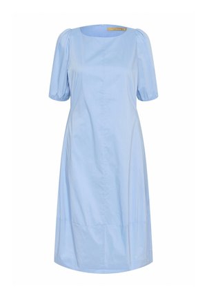 Kortärmad, ljusblå klänning i mjuk tyg, med fyrkantig halsringning och veckade ärmar, samt knälång nederkant.