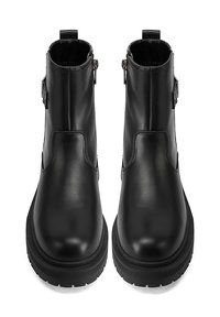 Stivali alla caviglia in pelle nera con punta arrotondata, suola in gomma spessa e cerniere laterali. Texture liscia e design minimalista.
