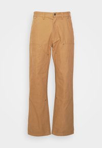 Tan cargo bukser lavet af slidstærkt materiale, med sidelommer, metalhardware detaljer, lige ben og en almindelig talje.
