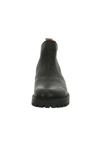 Botas de cuero negro hasta el tobillo con superficie texturizada, puntera redonda y suela resistente. Presenta un lazo de tela verde y rojo en la parte posterior.