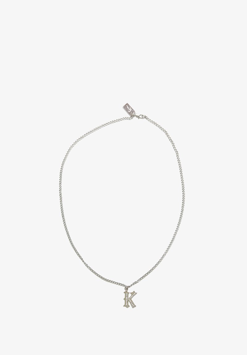 Collana in argento con ciondolo a forma di "K" in rilievo, decorato con piccole pietre trasparenti lungo la lettera.