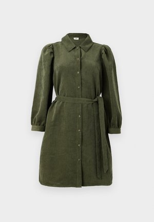 Vestido de veludo cotelê verde-oliva com gola, frente de botões e mangas bufantes. Inclui um cinto à coordenação na cintura. Tecido texturizado.