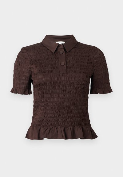 Blouse marron à manches courtes en tissu smocké texturé, patte à deux boutons, ourlet volanté et col classique.