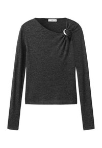 Top cu mânecă lungă dintr-un material gri închis, cu un detaliu de nod răsucit la umăr și un accent circular argintiu. Textură netedă și design ajustat.