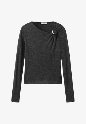 Dlouhý rukáv top v tmavě šedé látce s překrouceným uzlem na rameni a stříbrným kulatým akcentem. Hladká textura a přiléhavý střih.