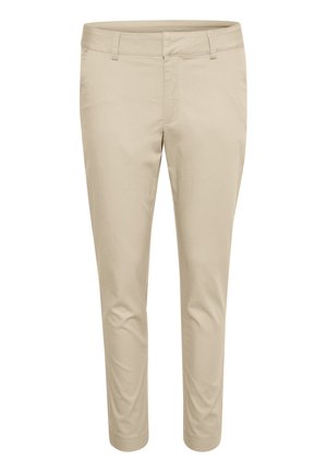 Chinos de algodón beige con un ajuste Slim, que presentan un diseño de frente plano, pasadores para cinturón y una superficie lisa, ligeramente texturizada.