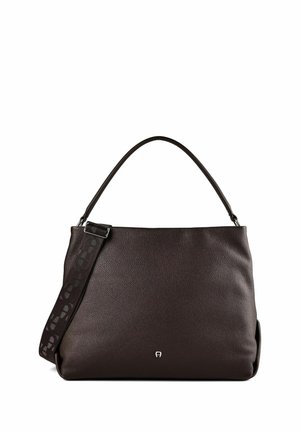 Sac à main en cuir texturé marron foncé avec une poignée courte et une bandoulière réglable à motif, avec un petit logo argenté sur le devant.