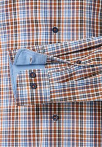 Vouwshirt met lange mouwen in een blauw, oranje en zwart ruitpatroon, marineblauwe knopen en effen lichtblauwe voering aan de binnenkant van de manchetten.