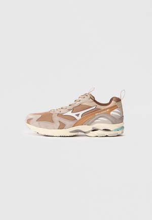 Beige urheilukengät, joissa on verkko- ja mokkanahkavarret, pehmeä kevyt pohja, tekstuuriset yksityiskohdat ja vetotäppi kantapäässä.