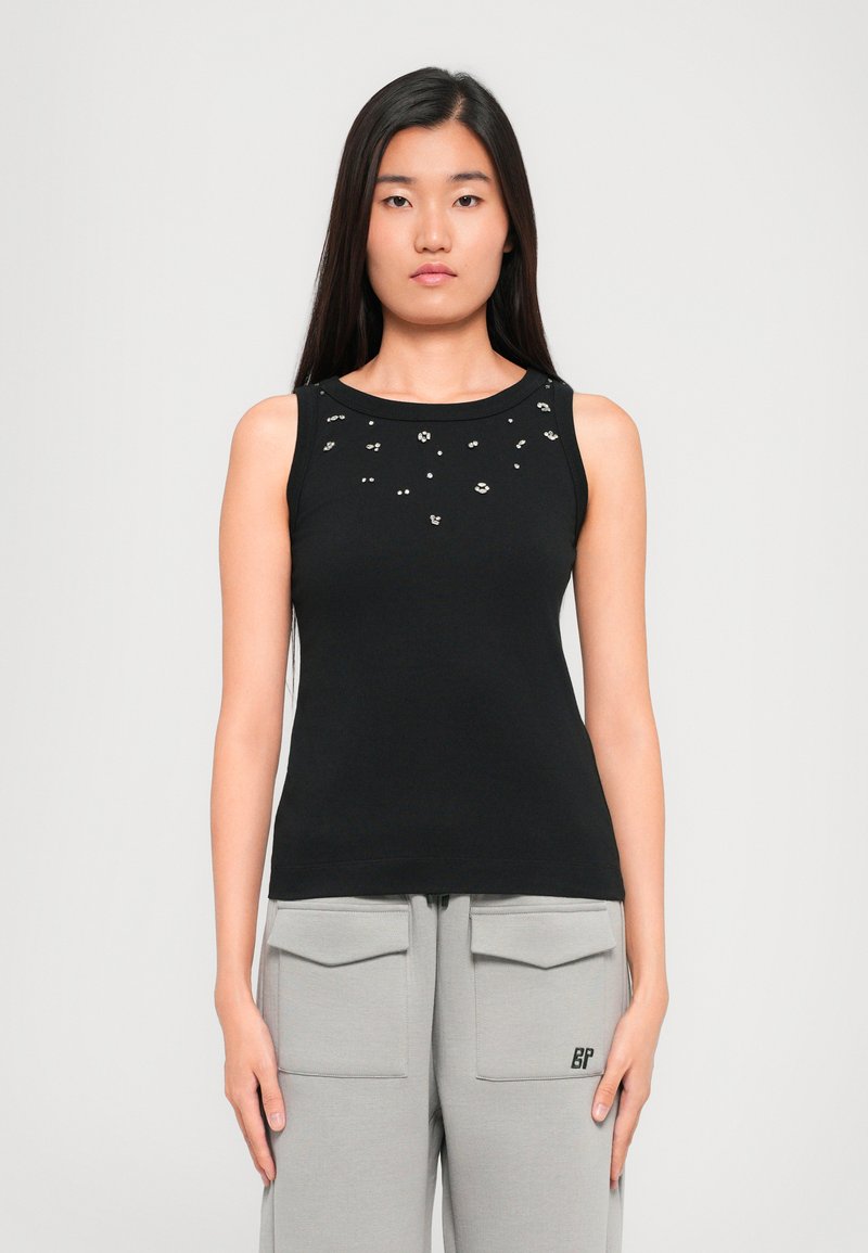 Fekete ujjatlan felső, díszített mellrésszel, puha anyagból készült, testhez álló fazonnal és kerek nyakkivágással.