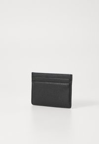 Portofel de carduri din piele neagră cu o finisare texturată, având mai multe sloturi pentru carduri și un design subțire. Stil minimalist, fără accente suplimentare.