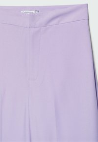 Lichtpaarse broek met een soepele textuur en een rechte snit. Voorzien van een platte tailleband en subtiele gestikte details aan de voorkant.