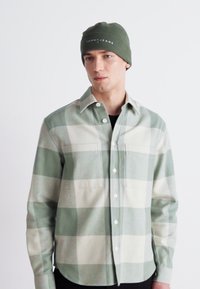 Tommy Jeans LINEAR LOGO BEANIE UNISEX - Pipo - deep woods
