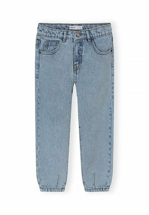 Jean en denim bleu pour enfants avec poignets élastiques, poches avant, passants de ceinture et fermeture à bouton sur fond blanc.