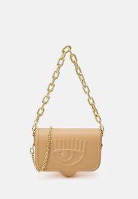 Béžová kabelka z umělé kůže s pevnou strukturou, s vyraženým designem oka a zlatým řetízkovým popruhem s velkými články. Zlaté kovové detaily.