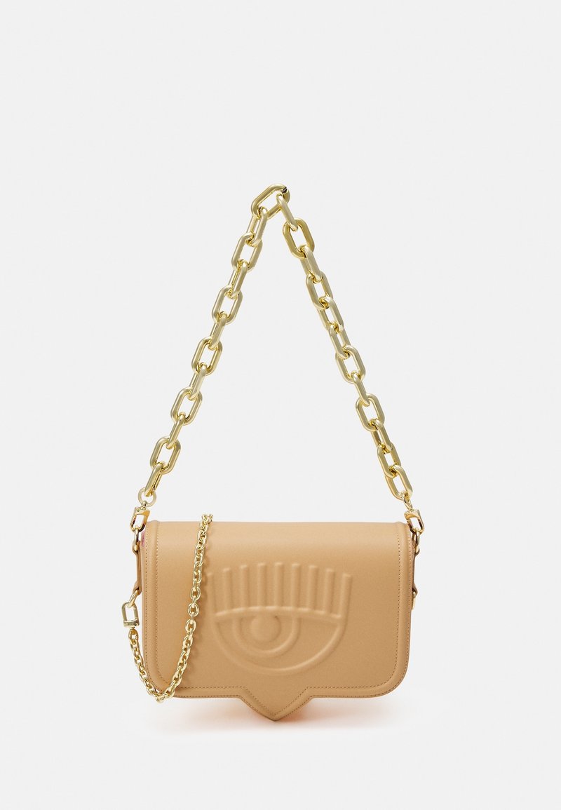 Béžová kabelka z umělé kůže s pevnou strukturou, s vyraženým designem oka a zlatým řetízkovým popruhem s velkými články. Zlaté kovové detaily.