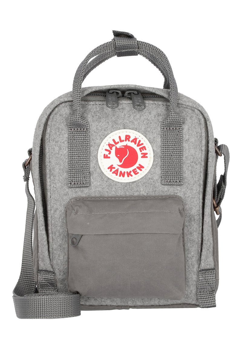 Grijze gevoerde rugzak met een prominent rood-wit logo, bovenhandvatten, een verstelbare schouderriem en een voorvak met rits.