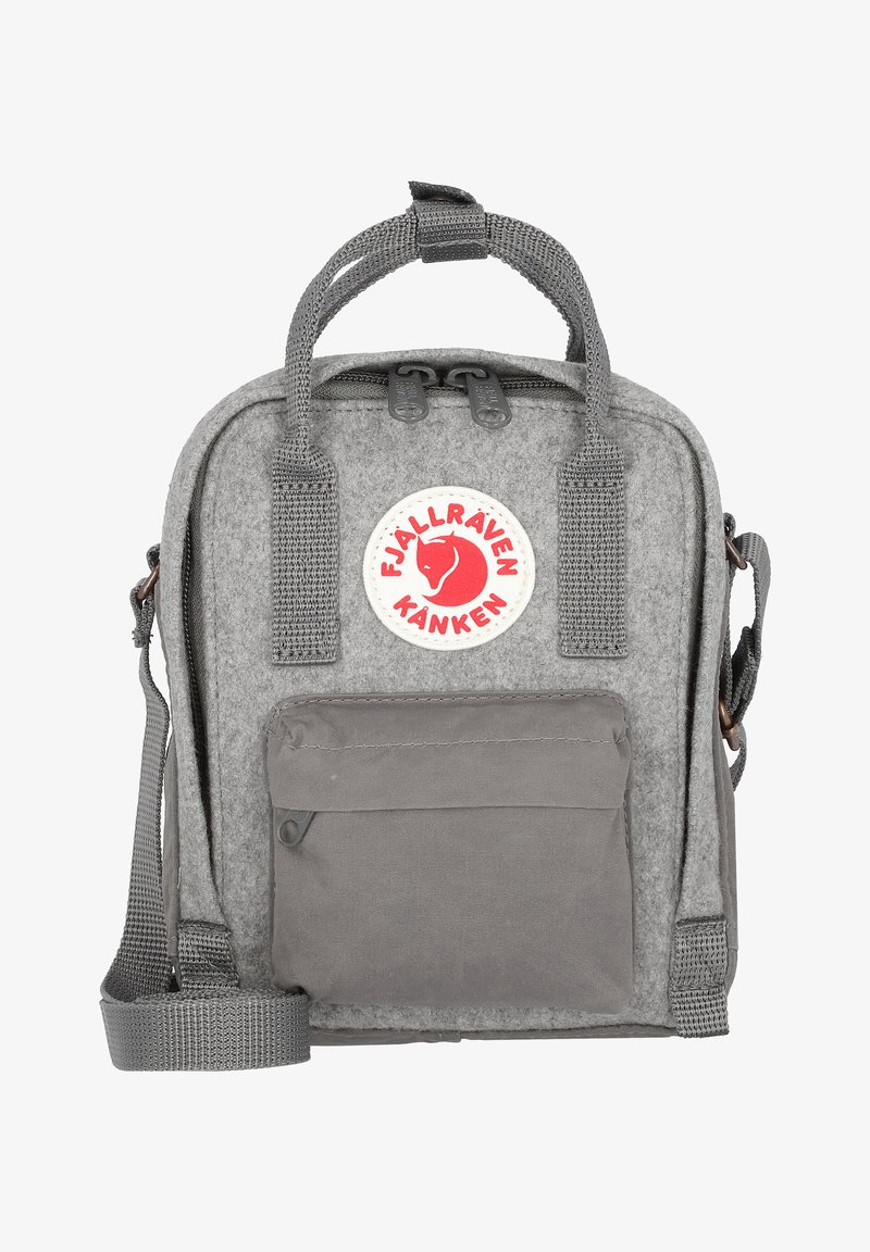 Grijze gevoerde rugzak met een prominent rood-wit logo, bovenhandvatten, een verstelbare schouderriem en een voorvak met rits.