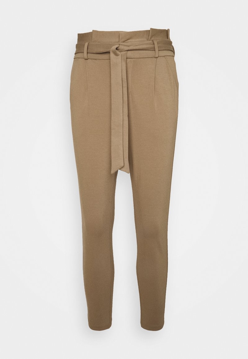 Pantalon taille haute couleur beige, fuselé avec des plis, une ceinture en tissu et des passants de ceinture, présenté sur un fond blanc uni.