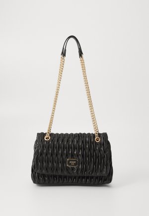 Schwarze gesteppte Handtasche mit einem goldenen Kettenriemen. Sie hat eine rechteckige Form, eine glatte Textur und ein Logo-Plakette auf der Vorderseite.